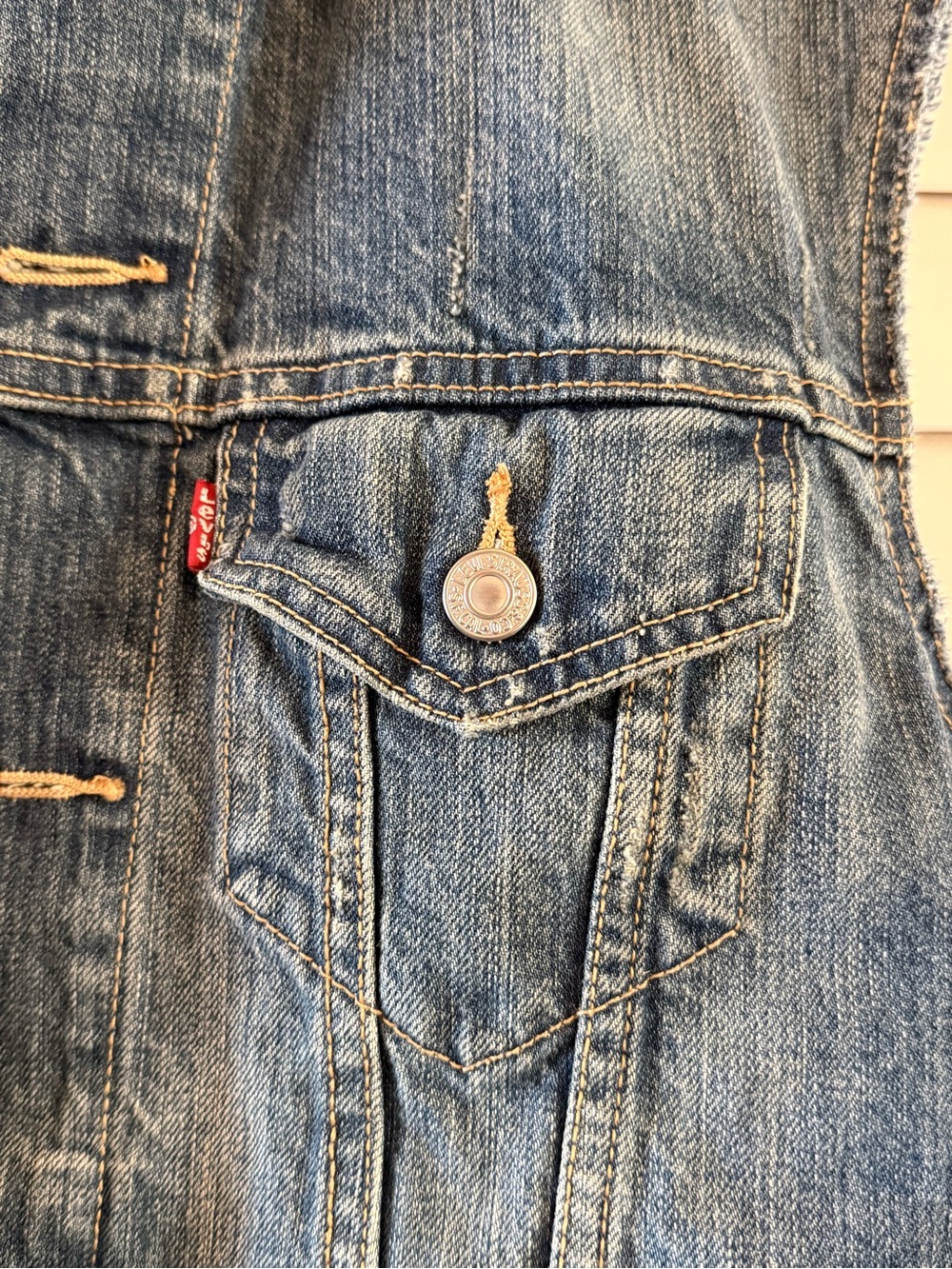 Levi’s Men's Relaxed Trucker Jacket Distressed Raw Torn Away Sleeve Size Small - Picture 6 of 15